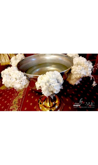Decor cristelnita botez cu hortensii albe flori silver dantela alba si aplicatii pene fulgi albi 2